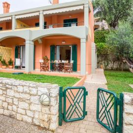 Dimeli Junior Apartment at the beach, hotel i Mparmpati