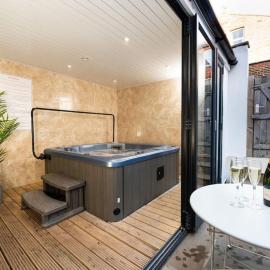Scarborough Stays - Luxury Townhouse Ideal for large groups - HOT TUB, hotel in Scarborough