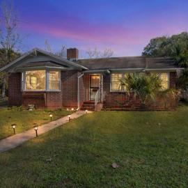 Comfy pet friendly home in Jacksonville mins to downtown’s, hotel in Jacksonville