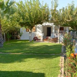 Flora's Garden House - close to Schinias beach, Hotel in Schinias
