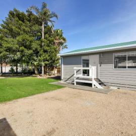 The Beaches on Lakes Cottage - Cosy Coastal Escape