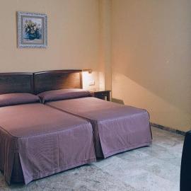 Hotel Isabel, хотел в Алмусафес