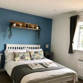 Beautiful cosy rural retreat with parking!, hotell i Winford