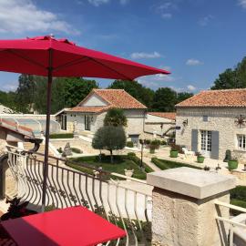 Villa Charentaise avec piscine privée، فندق في Chazelles