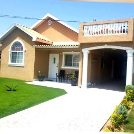 Caribbean estate deluxe 2, hotel a Portmore