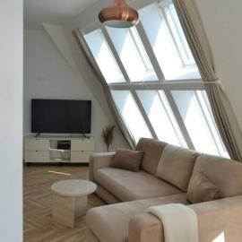 Luxury apartment with a balcony and view in Riga Old Town، فندق في ريغا