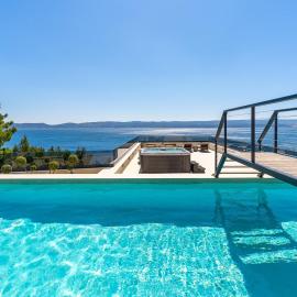 Seaview Villa BLUE LAGOON with private pool, jacuzzi, media room, 6 bedrooms, beach 70m, hotel em Pisak