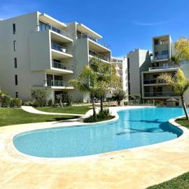 NEW STUNNING OCEAN APRT IN "OASIS MAR" Wi-Fi, hotel in Portimão