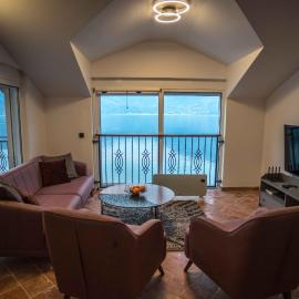 Modern Waterfront 3-Bed Apartment