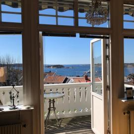 Vacker våning med havsutsikt i Strömstads centrum.