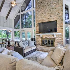 Brookeland Resort Cabin w/ Golf + Lake Access, Hotel in Brookeland
