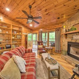Peaceful Blue Ridge Cabin w/ Decks & Fire Pit, khách sạn ở Blue Ridge