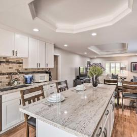 Family Home in Walkable Area Near Silicon Valley!, хотел в Кембъл