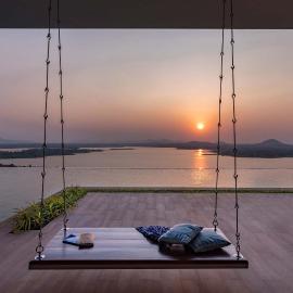 StayVista at Sunset on the Lake - Infinity Lakeview Swimming Pool with Contemporary Interiors & Lavish Amenities, hotel en Igatpuri