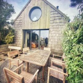 Dernier Ecolodge avant NewYork, hotel in Plogoff