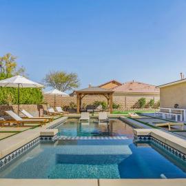 GAMEROOM, King Beds, Movie Projector, Heated Saltwater Pool, Golf and Games!, hotel v mestu Indio