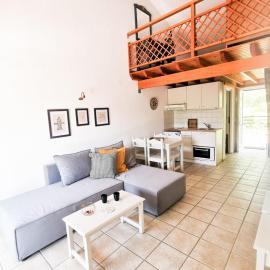 Haris apartments, hotel in Koukounaries