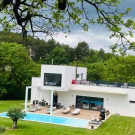 Jacasse Retreat - Elegant Architect Villa Nestled in Provencal Forest, hôtel à Fuveau