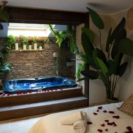 Hébergement insolite avec jacuzzi privatif Millau, khách sạn ở Millau
