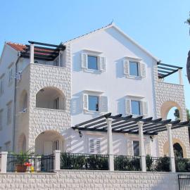 Apartments Villa La Riva - Seafront accommodation, hotel u Sutivanu