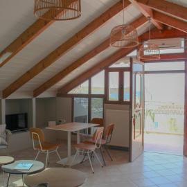 Live in Lemnos Attic Apartment, hotel v mestu Moúdhros