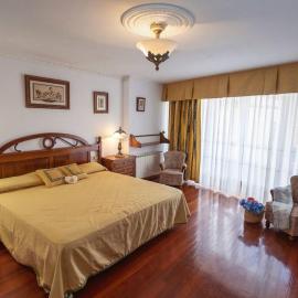Casa Clara, en el centro del pueblo, con vistas al mar, hotel a Corcubión