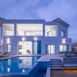 Mediterranean Dream Beachfront Villa – hotel w Larnace