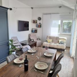 Aksa Residences, hotel a Vir
