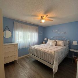 Main Floor Bright & Spacious Apartment, hotel a Lethbridge