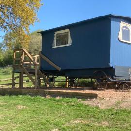 Pet Friendly - 2 Guests - Original Roadsmans Wagon, hotel in Longhope