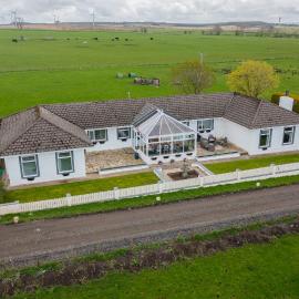 Alton Villa, Sleeps 12, Great for Families, Undercover Hotub & Games Room