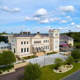 Manor House Country Hotel, готель у місті Енніскіллен