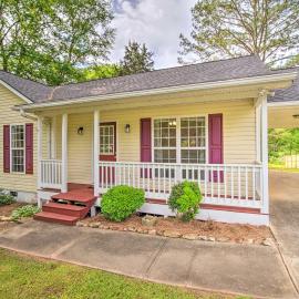 Cartersville Family Home w/ Spacious Backyard, hotelli kohteessa Cartersville