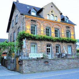 Ferienwohnungen by Weingut Hommes in Ernst Mosel, hotel in Ernst