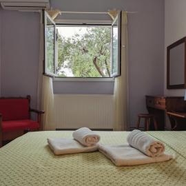 Krini and Aroma apartments - garden & private parking、Mousataのホテル