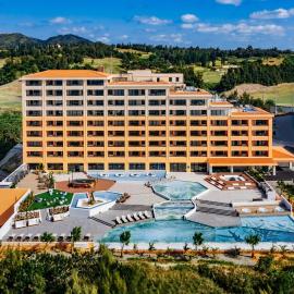 AQUASENSE Hotel & Resort، فندق في أونا