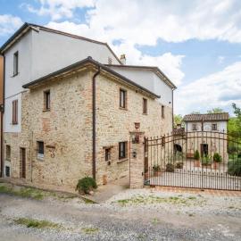 Farmhouse in Città di Castello with Pool, Hotel in San Secondo