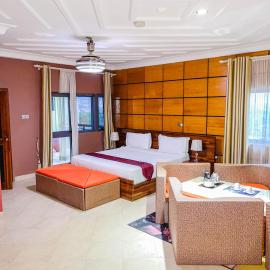 Triple Hill Hotel, khách sạn ở Weija