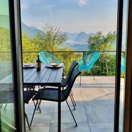 Casa Cristina - Stunning Lake & Mountain View, hotel di Roveredo Capriasca