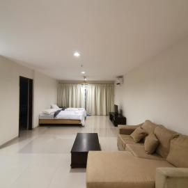 Spacious & Homey Apartment at Marina Island by JoMy Homestay, מלון בלומוט