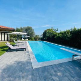 Villa con vista lago e piscina, hotel in Moniga