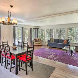 Vibrant Weaverville Escape w/ Deck & Creek!, hotell i Weaverville