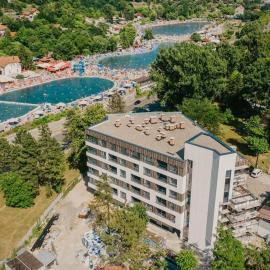 Park Lake - Germa، فندق في توزلا