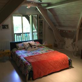Chambre avec balcon et salle de bains privée