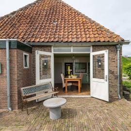 Private Characteristic farmhouse near the lake, Hotel in Andijk