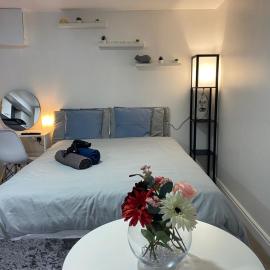 Charming, cosy hideaway with free WiFi, parking, hotel in Roundhay