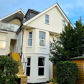 Private Two Bedroom Residence in Southbourne - Private Parking - Off the High Street - Minutes Away from the Beach, hotel di Bournemouth