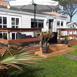 Kids Campingpark De Bongerd 5-star, hotelli kohteessa Tuitjenhorn