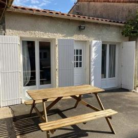 Gîte le verger, hotel v destinaci Soulignonne
