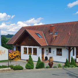 Gästehaus - Camping- Weinhof Radl, хотел в Кльох